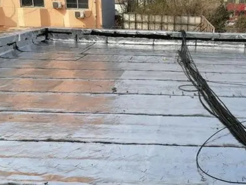 盘锦卫生间漏水维修公司分享下盘锦屋面楼顶防水刚性防水层施工要点。